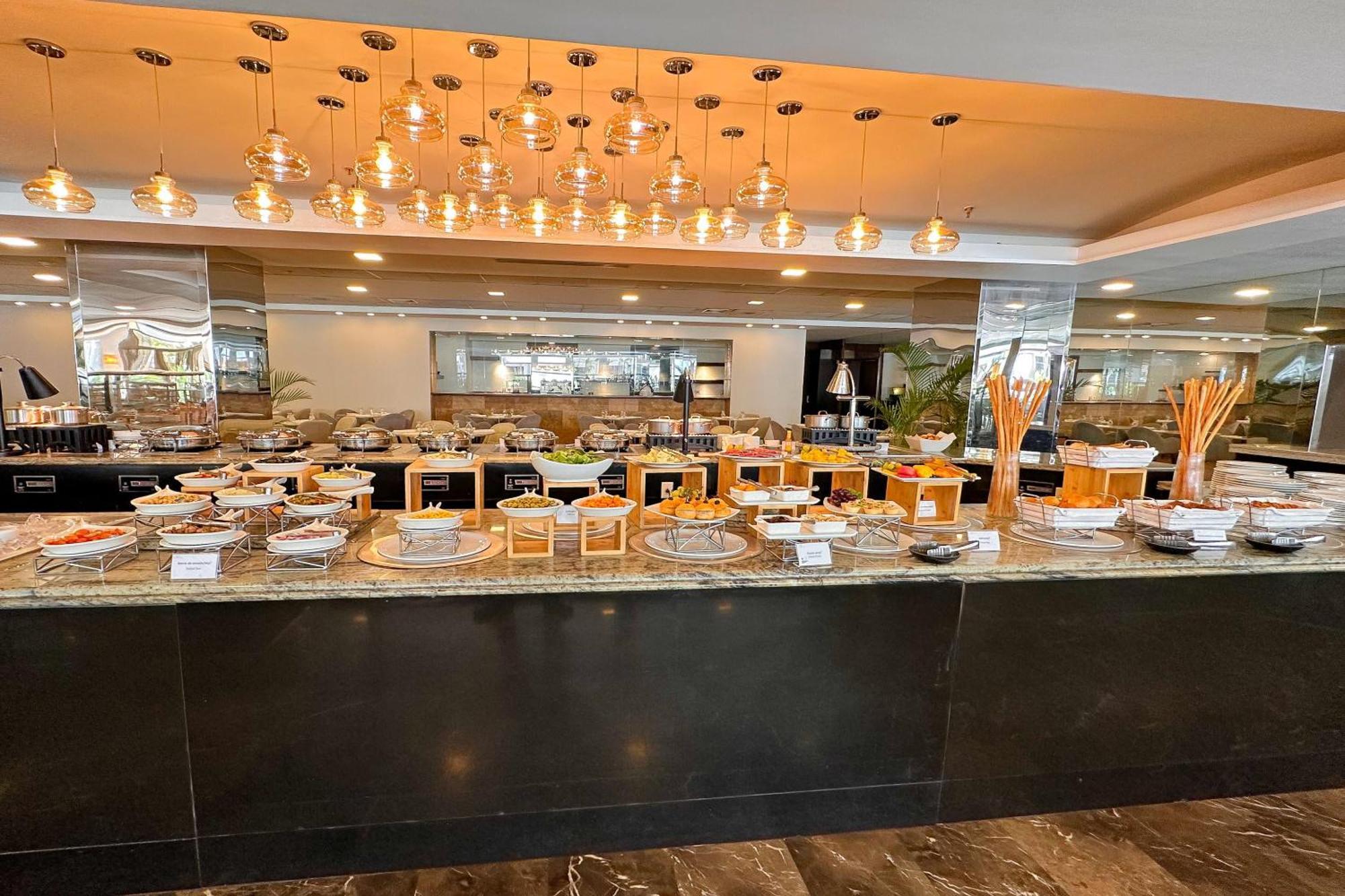 Sheraton Grand Panama Eksteriør billede The buffet at the hotel