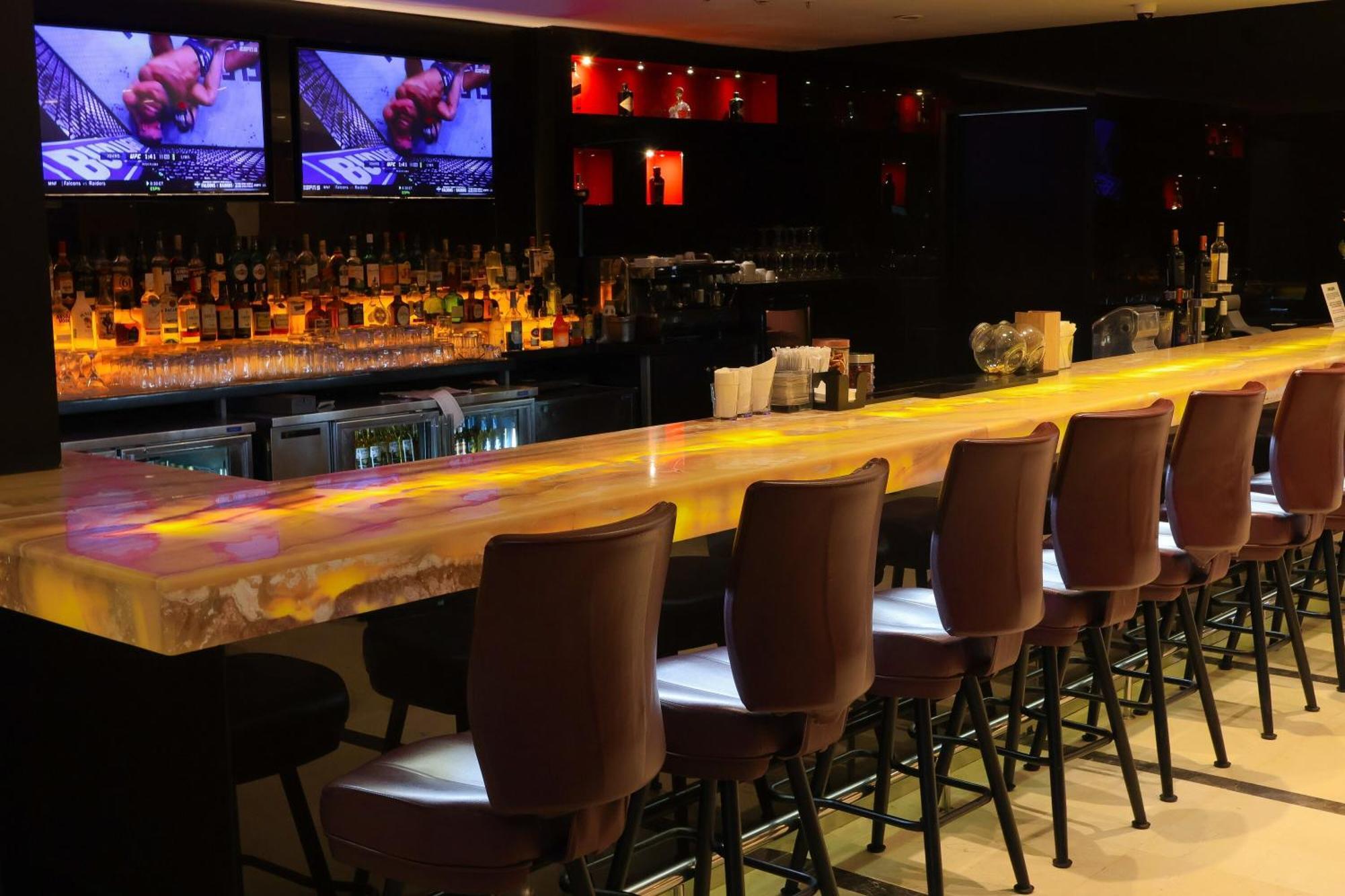 Sheraton Grand Panama Eksteriør billede The bar at the Wynn