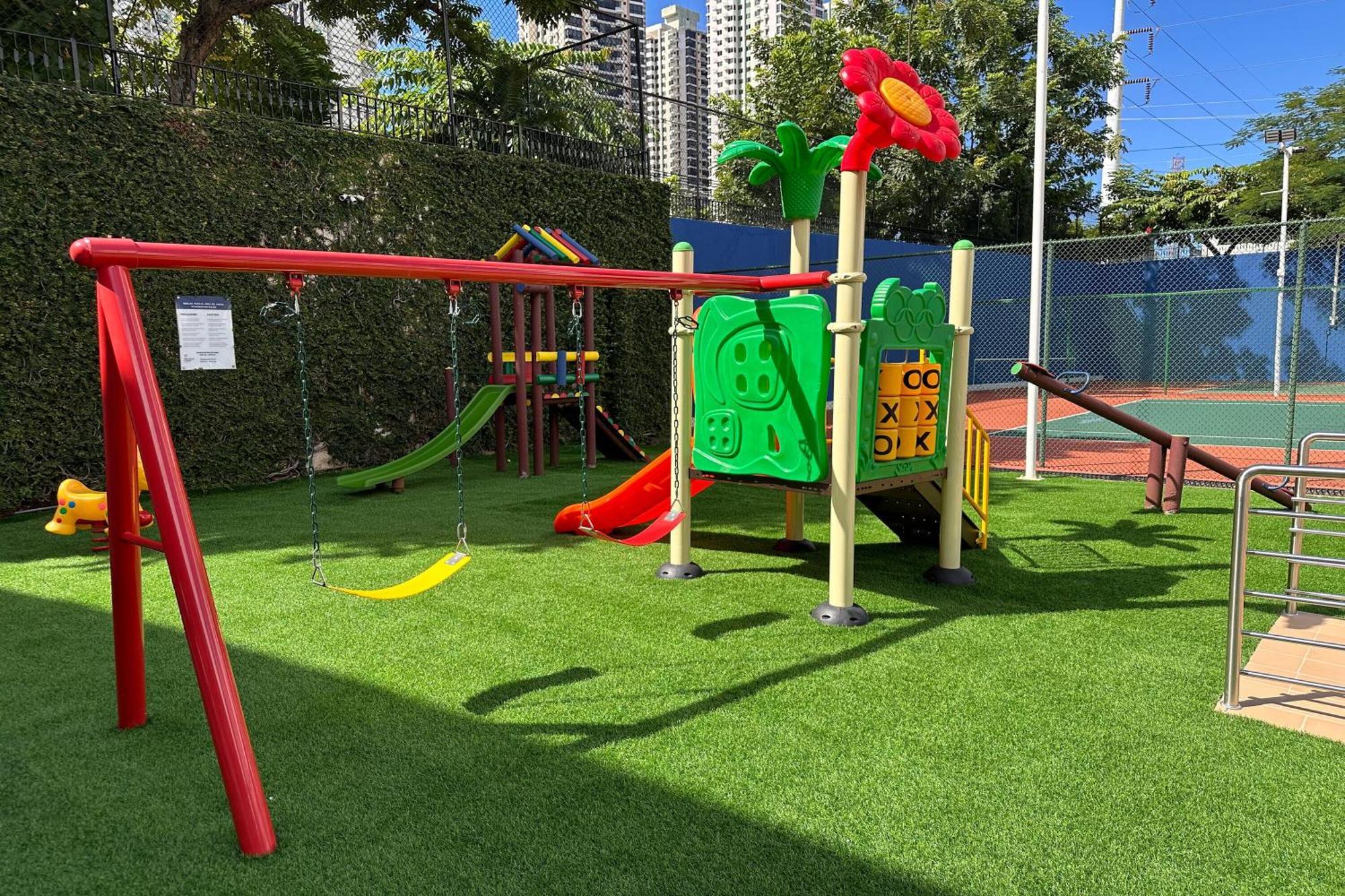 Sheraton Grand Panama Eksteriør billede Playground at the school