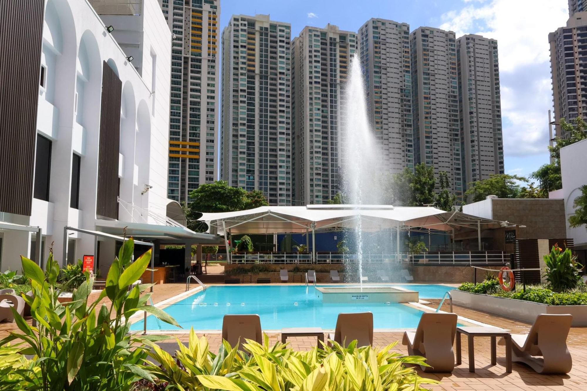 Sheraton Grand Panama Eksteriør billede The swimming pool at the clubhouse
